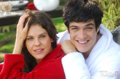 Matheus Solano faz par romântico com Bárbara Paz em Viver a Vida